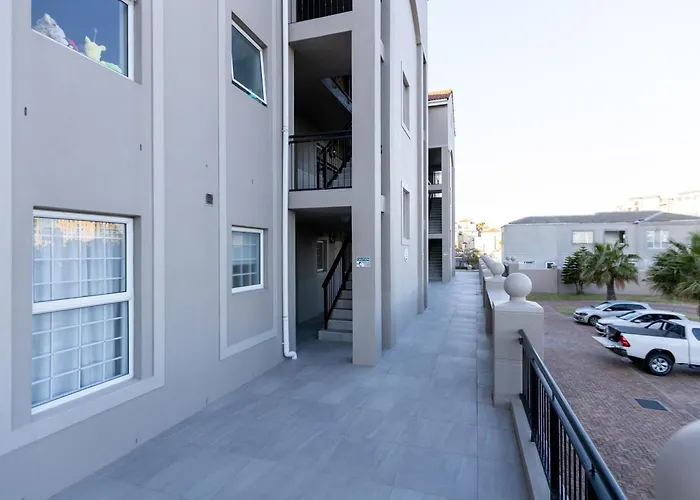 Century On Lake Apartment